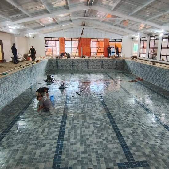 Fachada de edifício em vidro e concreto projetado pela Roeh Engenharia